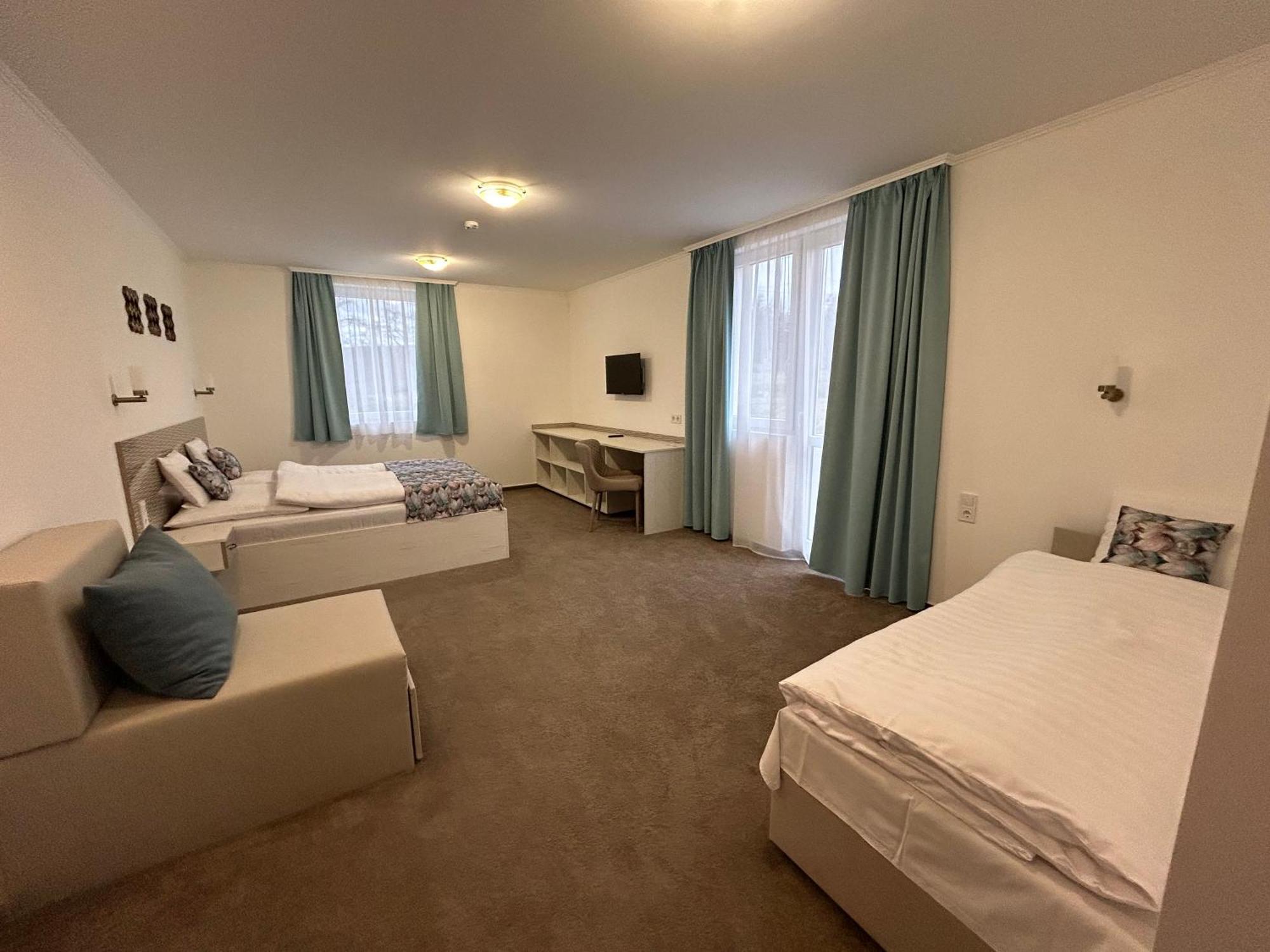 Danelis Hotel Edelény Eksteriør billede