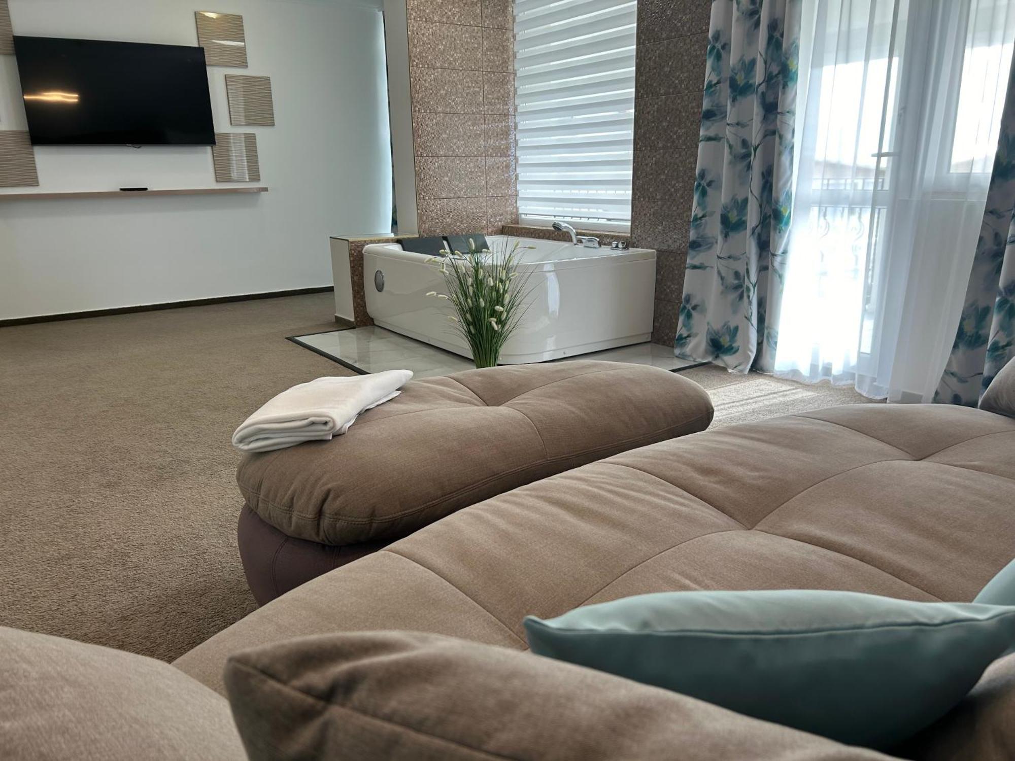 Danelis Hotel Edelény Eksteriør billede