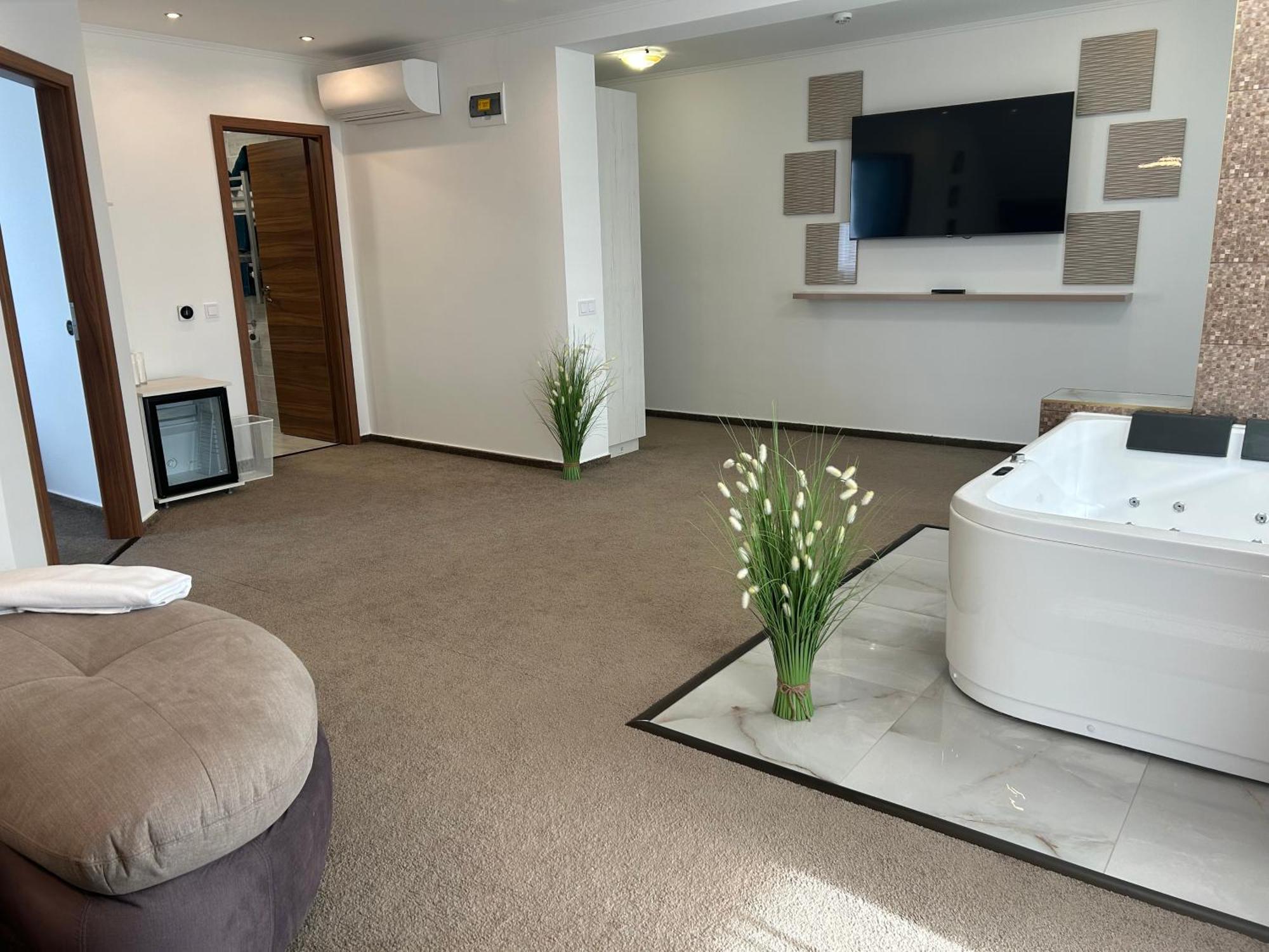 Danelis Hotel Edelény Eksteriør billede