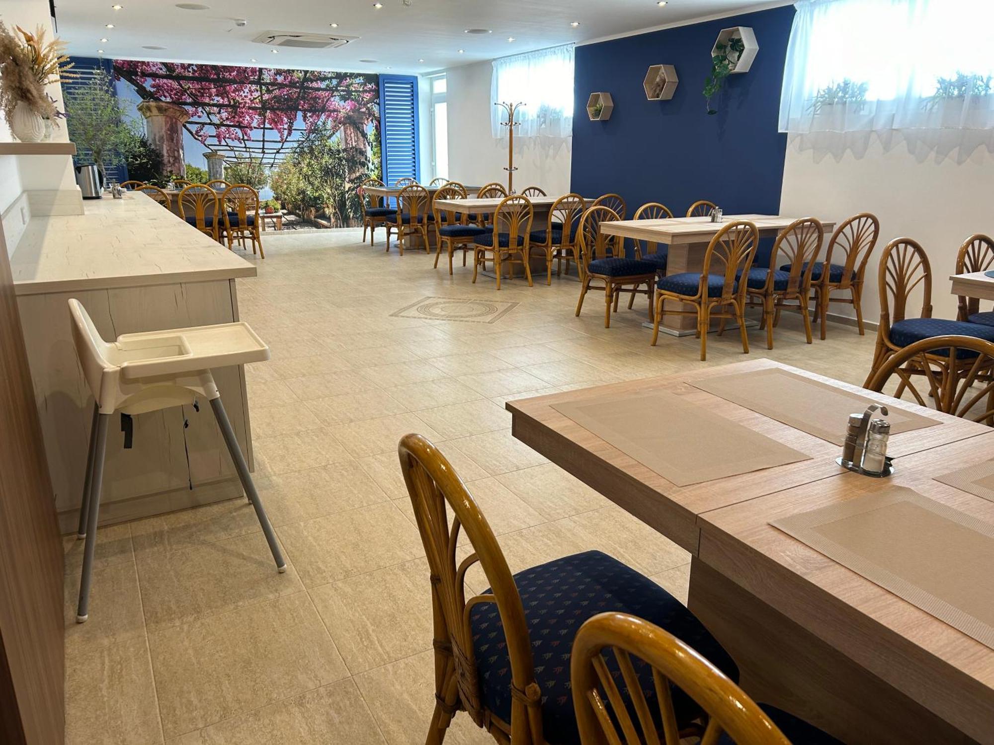 Danelis Hotel Edelény Eksteriør billede