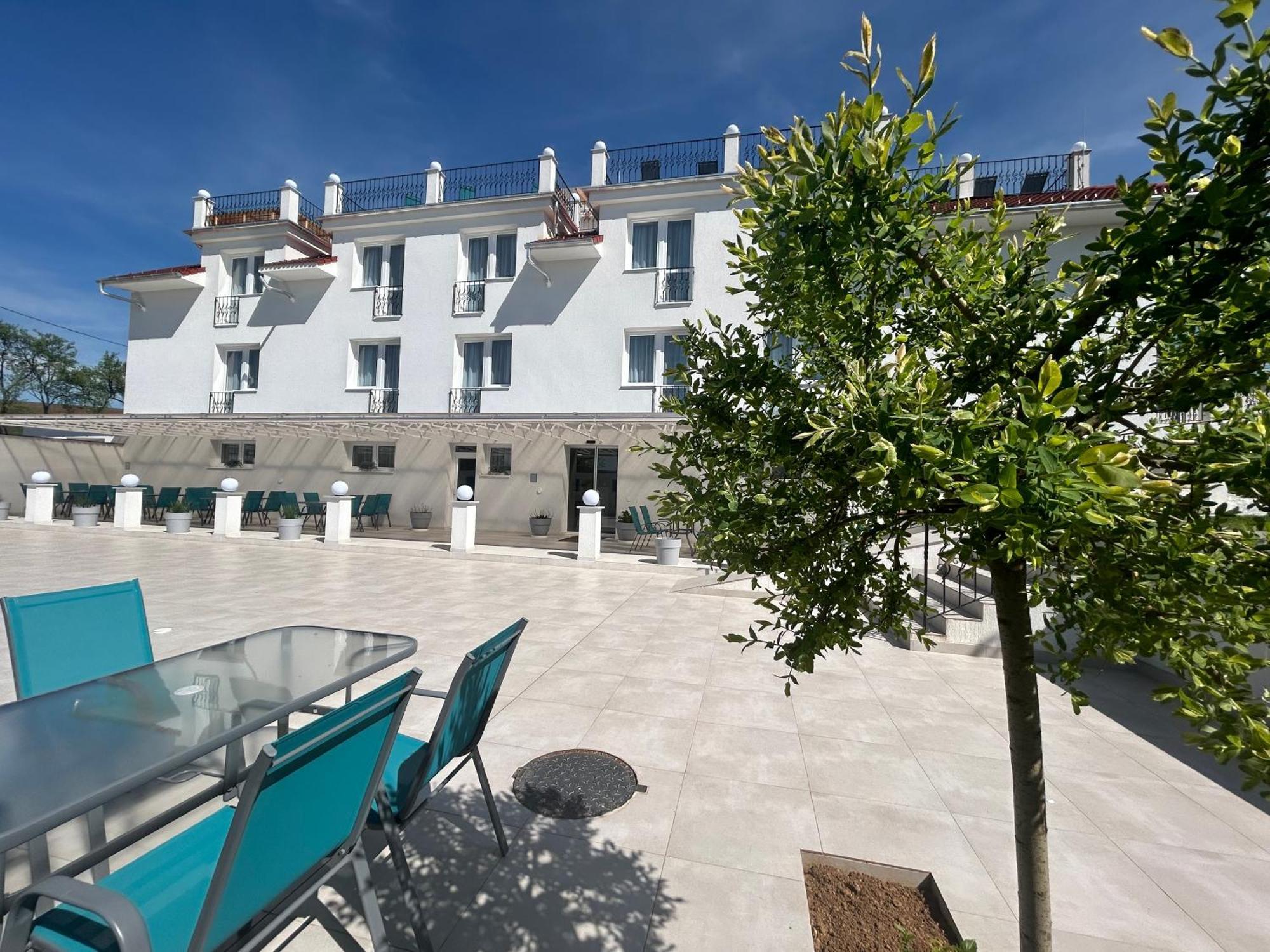 Danelis Hotel Edelény Eksteriør billede