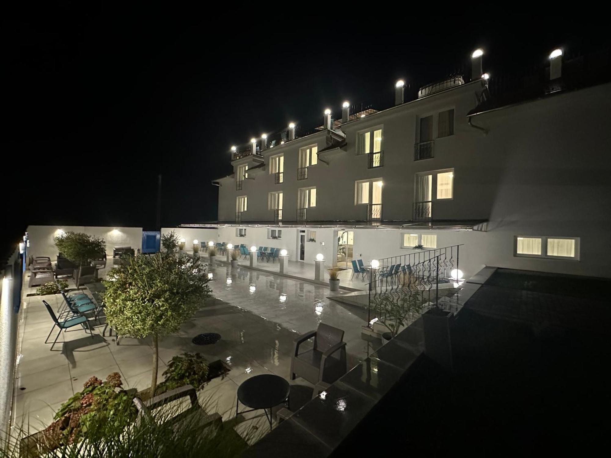 Danelis Hotel Edelény Eksteriør billede