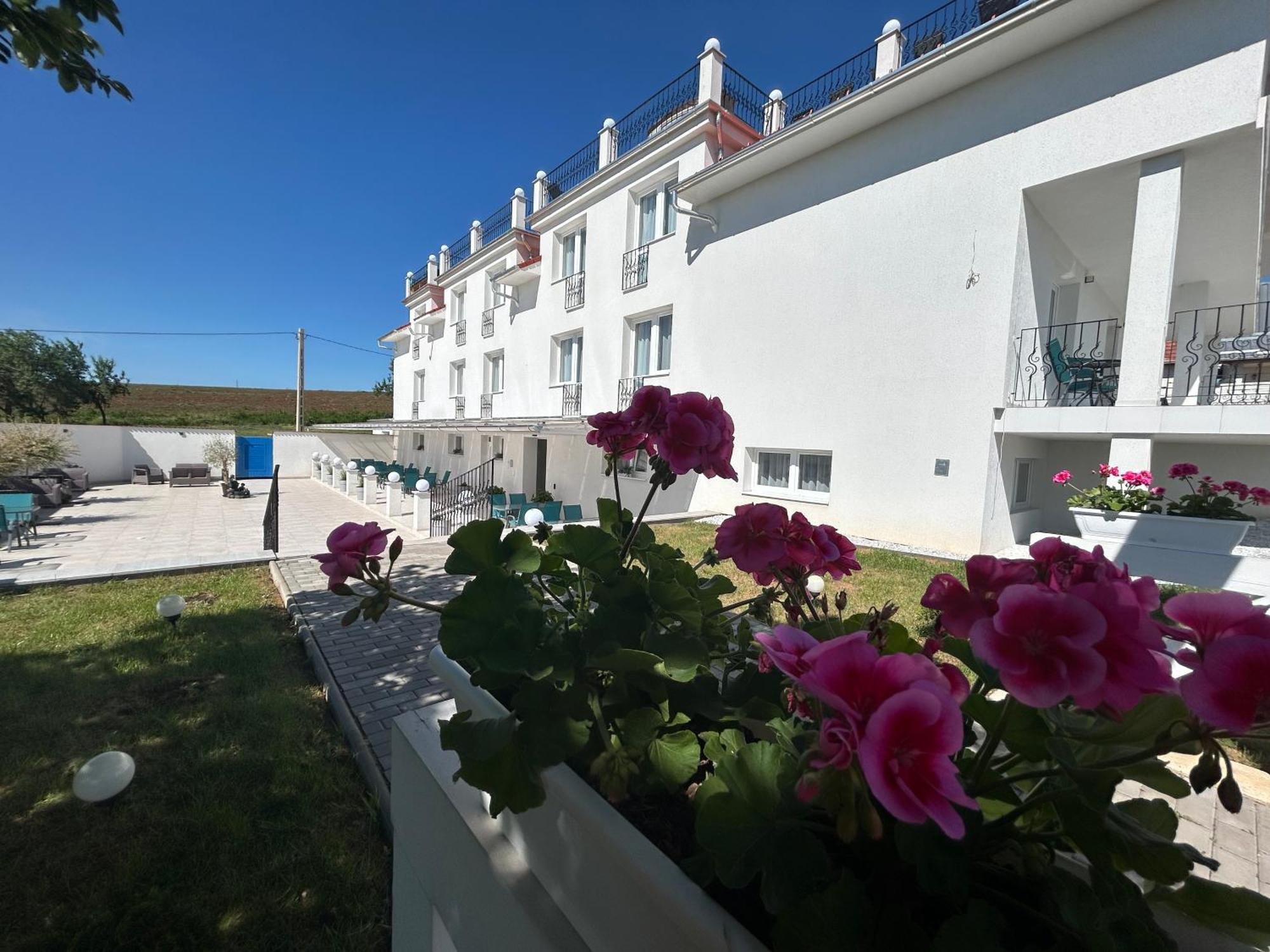 Danelis Hotel Edelény Eksteriør billede